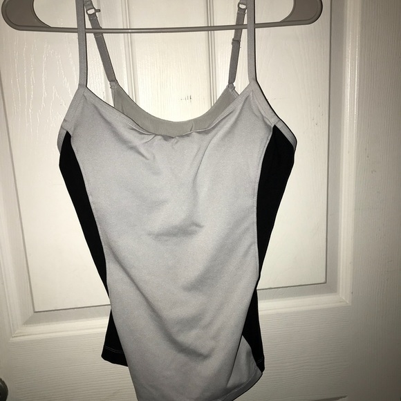 Workout top - Picture 2 of 3